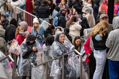 Taylor Swift The Eras Tour konserinden önce Rogers Center 'ın önündeki kalabalık. Toronto, Kanada - 21 Kasım 2024.