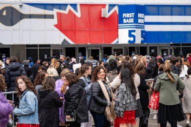 Taylor Swift The Eras Tour konserinden önce Rogers Center 'ın önündeki kalabalık. Toronto, Kanada - 21 Kasım 2024.