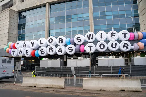 Taylor Swift The Eras Tour Konseri için Rogers Center 'ın önündeki bileklik tabelası. Toronto, Kanada - 21 Kasım 2024.