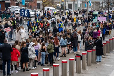 Taylor Swift The Eras Tour konserinden önce Rogers Center 'ın önündeki kalabalık. Toronto, Kanada - 21 Kasım 2024.