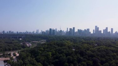 Evergreen Brick Works 4K 'den Toronto şehir merkezinin hava görüntüsü
