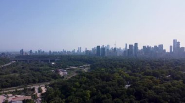 Evergreen Brick Works 4K 'den Toronto şehir merkezinin hava görüntüsü