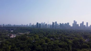 Evergreen Brick Works 4K 'den Toronto şehir merkezinin hava görüntüsü