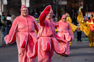 Toronto 'daki Noel Baba Geçit Töreni' ne katılanlar var. Toronto, Kanada - 24 Kasım 2024.