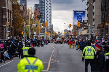 İnsanlar Toronto Noel Baba Geçidi 'nden önce geçit töreninin başlamasını bekliyor. Toronto, Kanada - 24 Kasım 2024.