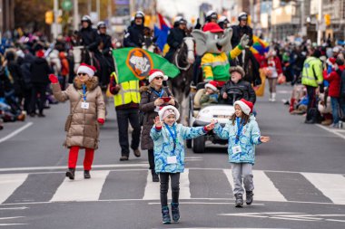 Toronto 'daki Noel Baba Geçit Töreni' ne katılanlar var. Toronto, Kanada - 24 Kasım 2024.