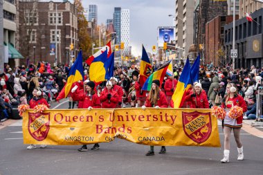 Toronto 'daki Kraliçe' nin Üniversite Grupları Noel Baba Geçidi. Toronto, Kanada - 24 Kasım 2024.