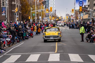 Toronto Noel Baba Geçidi 'nde polis arabası. Toronto, Kanada - 24 Kasım 2024.