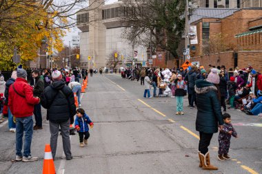 İnsanlar Toronto Noel Baba Geçidi 'nden önce geçit töreninin başlamasını bekliyor. Toronto, Kanada - 24 Kasım 2024.