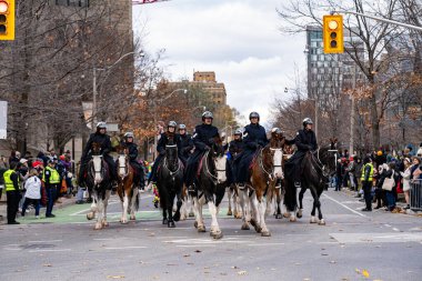 Toronto polisi Toronto Noel Baba Töreni sırasında kalabalığa el salladı. Toronto, Kanada - 24 Kasım 2024.