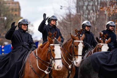 Toronto polisi Toronto Noel Baba Töreni sırasında kalabalığa el salladı. Toronto, Kanada - 24 Kasım 2024.