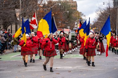 Toronto 'daki Kraliçe' nin Üniversite Grupları Noel Baba Geçidi. Toronto, Kanada - 24 Kasım 2024.