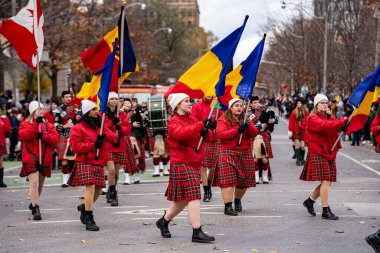 Toronto 'daki Kraliçe' nin Üniversite Grupları Noel Baba Geçidi. Toronto, Kanada - 24 Kasım 2024.