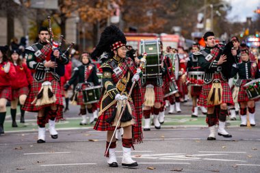 Toronto 'daki Kraliçe' nin Üniversite Grupları Noel Baba Geçidi. Toronto, Kanada - 24 Kasım 2024.