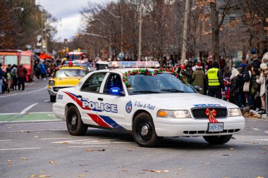 Toronto polis arabası Toronto Noel Baba Geçidi 'nde. Toronto, Kanada - 24 Kasım 2024.