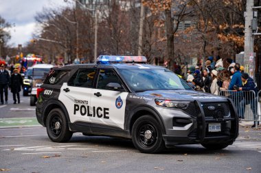 Toronto polis arabası Toronto Noel Baba Geçidi 'nde. Toronto, Kanada - 24 Kasım 2024.