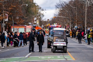 Toronto Polisi, Toronto Noel Baba Geçidi 'nde. Toronto, Kanada - 24 Kasım 2024.