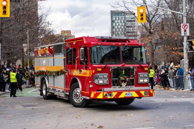 Toronto İtfaiye Servisi 'nin arabası Toronto Noel Baba Geçidi' nde. Toronto, Kanada - 24 Kasım 2024.