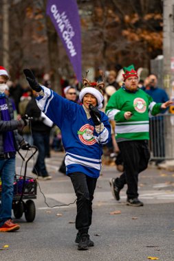 Toronto Belediye Başkanı Olivia Chow Toronto Noel Baba Töreni sırasında kalabalığa el sallıyor. Toronto, Kanada - 24 Kasım 2024.