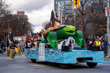 Toronto 'da Noel Baba Geçidi' nde geçit töreni. Toronto, Kanada - 24 Kasım 2024.