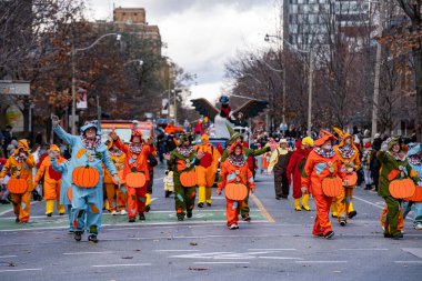 Toronto 'daki Noel Baba Geçit Töreni' ne katılanlar var. Toronto, Kanada - 24 Kasım 2024.