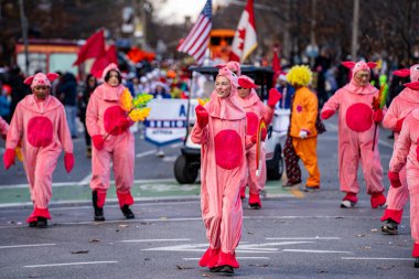 Toronto 'daki Noel Baba Geçit Töreni' ne katılanlar var. Toronto, Kanada - 24 Kasım 2024.