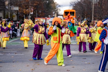 Toronto 'daki Noel Baba Geçit Töreni' ne katılanlar var. Toronto, Kanada - 24 Kasım 2024.