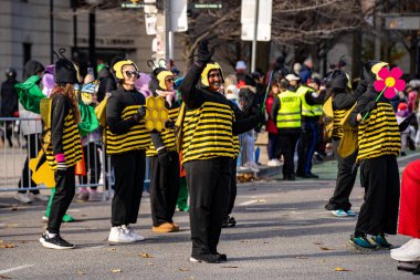 Toronto 'daki Noel Baba Geçit Töreni' ne katılanlar var. Toronto, Kanada - 24 Kasım 2024.