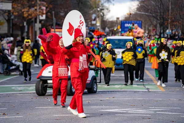 Toronto Noel Baba Geçit Töreni 'nde. Tonies SE bir oyuncak satıcısı. Toronto, Kanada - 24 Kasım 2024.