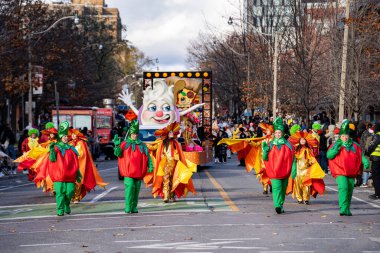 Toronto 'daki Noel Baba Geçit Töreni' ne katılanlar var. Toronto, Kanada - 24 Kasım 2024.