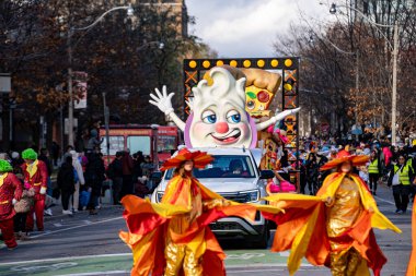 Pizza geçit töreni, Toronto 'da Noel Baba Geçidi' nde. Toronto, Kanada - 24 Kasım 2024.