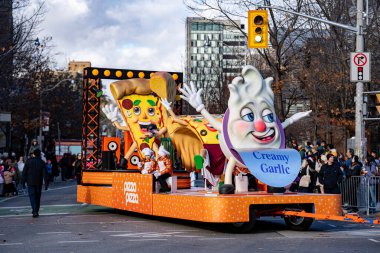 Pizza geçit töreni, Toronto 'da Noel Baba Geçidi' nde. Toronto, Kanada - 24 Kasım 2024.