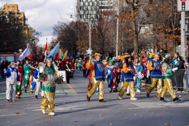 Toronto 'daki Noel Baba Geçit Töreni' ne katılanlar var. Toronto, Kanada - 24 Kasım 2024.