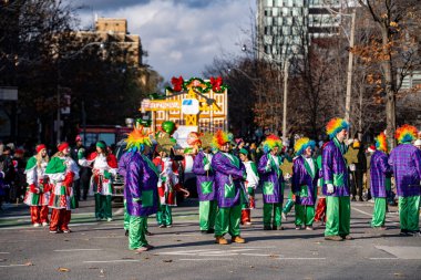 Toronto 'daki Noel Baba Geçit Töreni' ne katılanlar var. Toronto, Kanada - 24 Kasım 2024.