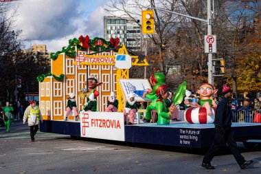 Fitzrovia geçit töreni, Toronto 'da Noel Baba Geçidi' nde. Toronto, Kanada - 24 Kasım 2024.