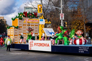 Fitzrovia geçit töreni, Toronto 'da Noel Baba Geçidi' nde. Toronto, Kanada - 24 Kasım 2024.