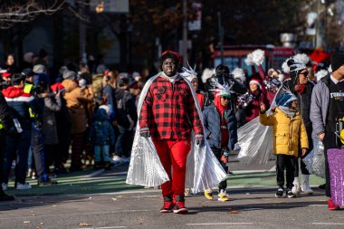 Toronto 'daki Noel Baba Geçit Töreni' ne katılanlar var. Toronto, Kanada - 24 Kasım 2024.