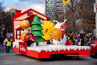 Tim Hortons, Toronto 'da Noel Baba Geçidi' nde geçit töreni yapıyor. Toronto, Kanada - 24 Kasım 2024.