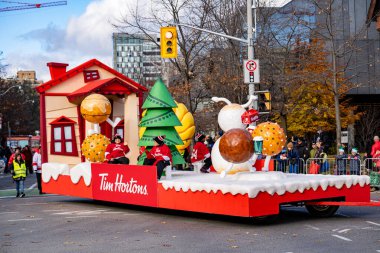 Tim Hortons, Toronto 'da Noel Baba Geçidi' nde geçit töreni yapıyor. Toronto, Kanada - 24 Kasım 2024.