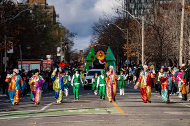 Toronto 'daki Noel Baba Geçit Töreni' ne katılanlar var. Toronto, Kanada - 24 Kasım 2024.