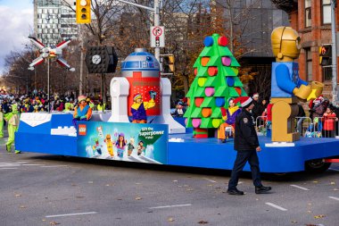 Noel Baba Geçidi Toronto 'da LEGO geçit töreni. Toronto, Kanada - 24 Kasım 2024.