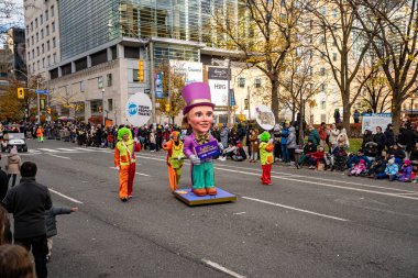 Charlie ve Çikolata Fabrikası, Toronto 'da Noel Baba Geçidi' nde geçit töreni yapıyorlar. Toronto, Kanada - 24 Kasım 2024.