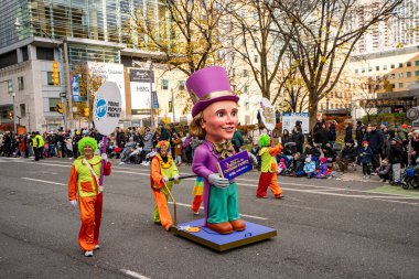 Charlie ve Çikolata Fabrikası, Toronto 'da Noel Baba Geçidi' nde geçit töreni yapıyorlar. Toronto, Kanada - 24 Kasım 2024.
