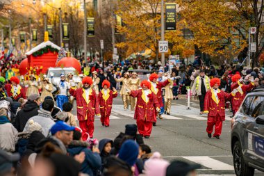 Toronto 'daki Noel Baba Geçit Töreni' ne katılanlar var. Toronto, Kanada - 24 Kasım 2024.