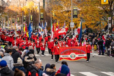 Toronto Noel Baba Geçidi 'nde Filipin Miras Grubu. Toronto, Kanada - 24 Kasım 2024.