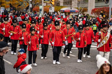 Toronto Noel Baba Geçidi 'nde Filipin Miras Grubu. Toronto, Kanada - 24 Kasım 2024.