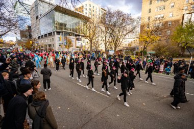 Toronto 'daki Noel Baba Geçit Töreni' ne katılanlar var. Toronto, Kanada - 24 Kasım 2024.