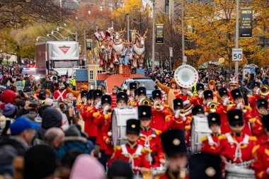 Toronto Noel Baba Geçidi 'nde Burlington Tur Grubu. Toronto, Kanada - 24 Kasım 2024.