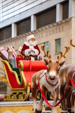 Toronto Noel Baba Geçidi 'nde Noel Baba. Toronto, Kanada - 24 Kasım 2024.