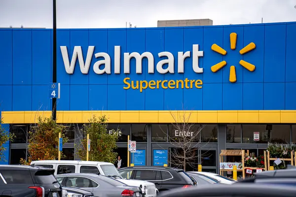 Walmart 'ın dışı ve imzası. Walmart çok uluslu bir perakende satış şirketidir. Toronto, Kanada - 24 Kasım 2024.